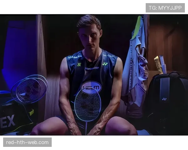 安赛龙球场冷若冰霜，私下逛街像随手掏名牌的钱包，反差感直接噎住我